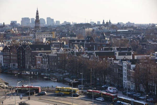 Thành phố Amsterdam nhìn từ SkyLounge trên tầng 11 của khách sạn DoubleTree by Hilton Hotel ở Amsterdam vào ngày 2/4/2013. Ảnh: Reuters / Michael Kooren