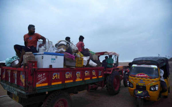 Dân làng ngồi trên một chiếc xe khi họ di chuyển đến nơi an toàn hơn trước bão Fani ở ngoại ô Konark, bang Odisha, Ấn Độ vào ngày 2/5/2019. Ảnh: Reuters / Stringer