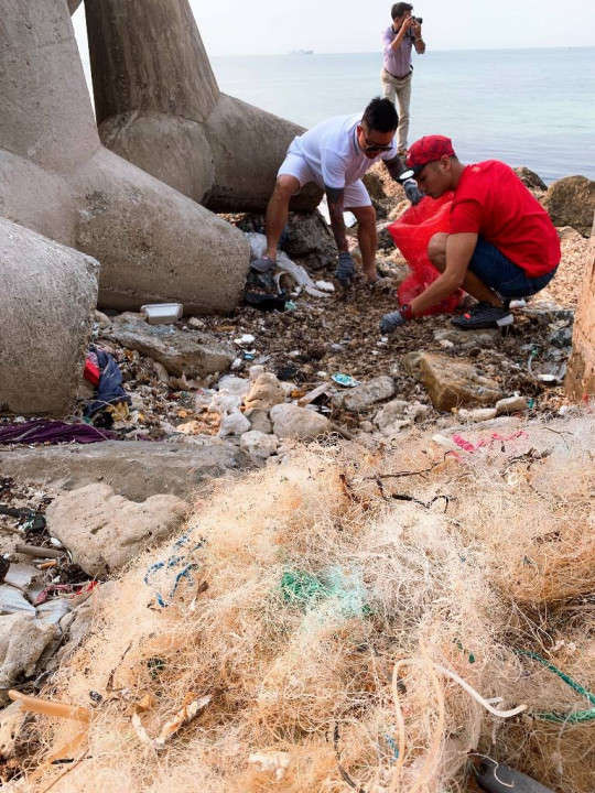 Ca sĩ Tuấn Hưng tham gia dọn rác đường ven biển trên đảo Lý Sơn
