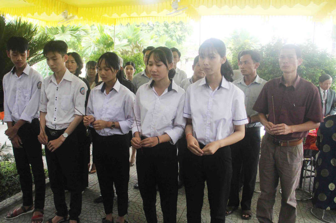 Các em học sinh tại xã Lộc An đến viếng 