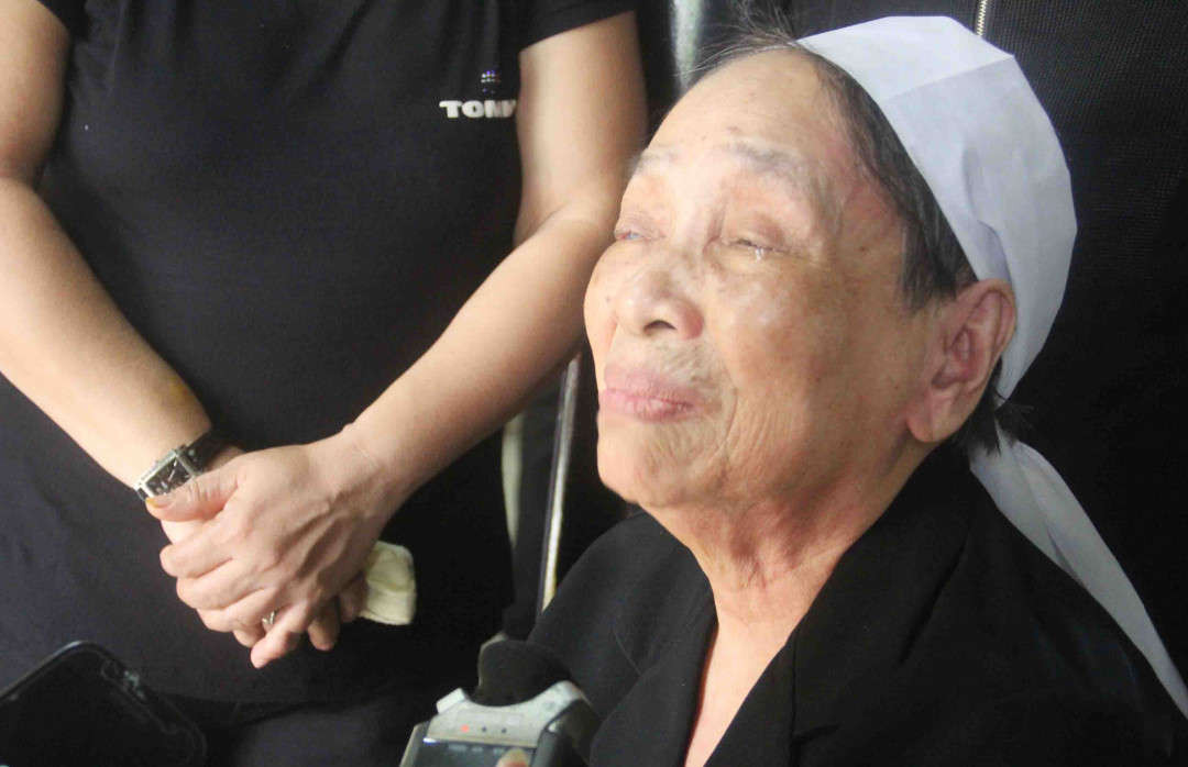 Bà Lê Thị Xoan (em gái Đại tướng Lê Đức Anh) rưng rưng nước mắt, nhớ về những kỷ niệm với anh trai