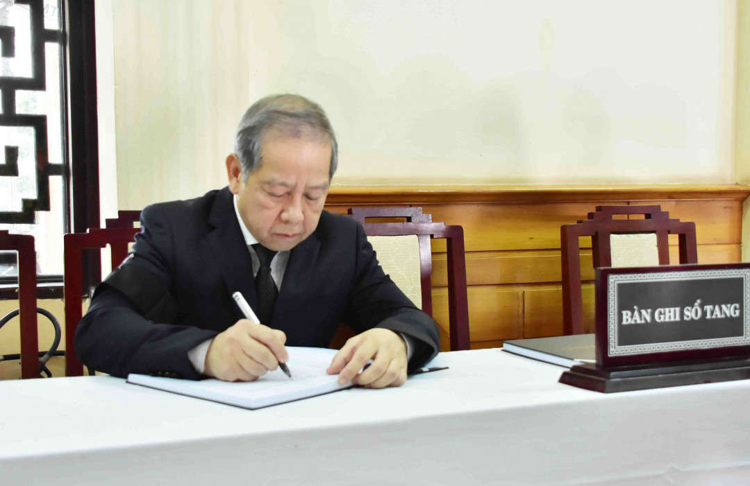 Chủ tịch UBND tỉnh Thừa Thiên Huế Phan Ngọc Thọ ghi vào sổ tang