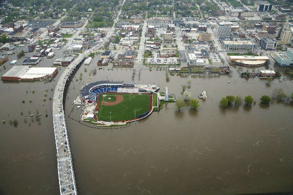 Trung tâm thành phố Davenport, Iowa ngập lụt vào ngày 1/5/2019. Trước đó, một bức tường lũ đã vỡ vào ngày 30/4 đẩy nước cao gần đến mức kỷ lục mà không có cảnh báo