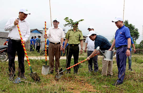 Các đại biểu cùng đoàn viên thanh niên huyện Văn Chấn đã tham gia trồng cây xanh tại thôn Hồng Sơn, xã Sơn Thịnh 