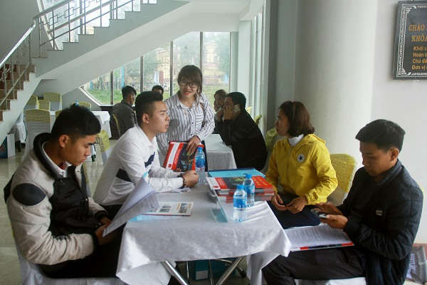 Ngày hội việc làm tổ chức tại huyện Như Xuân, thu hút đông đảo người lao động đến tìm hiểu việc làm