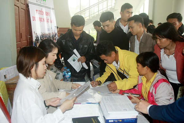 Ngày hội việc làm tổ chức tại huyện Như Xuân, thu hút đông đảo người lao động đến tìm hiểu việc làm