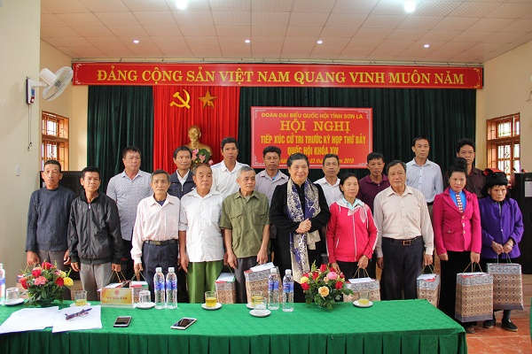 Phó Chủ tịch Thường trực Quốc hội Tòng Thị Phóng tặng quà các gia đình thân nhân liệt sỹ trên địa bàn xã Hát Lót.
