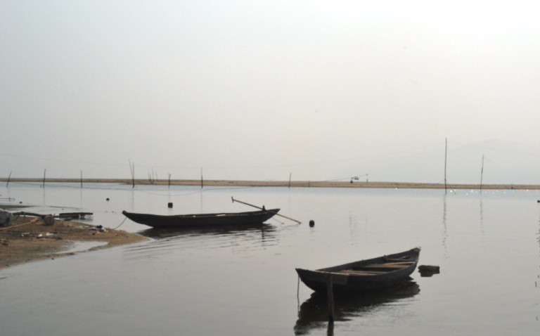 Cửa sông Cu Đê bị vùi lấp, việc đi lại làm ăn của ngư dân khó khăn, bến sông chỉ còn loe hoe mấy con thuyền nhỏ