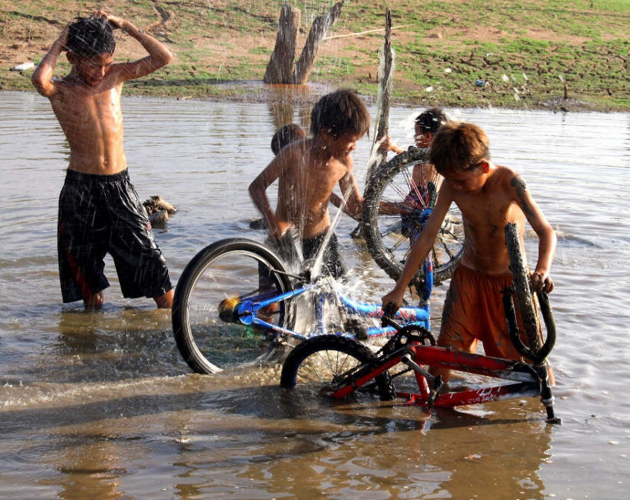 Trẻ em nô đùa dưới làn nước Hồ Ayun Hạ