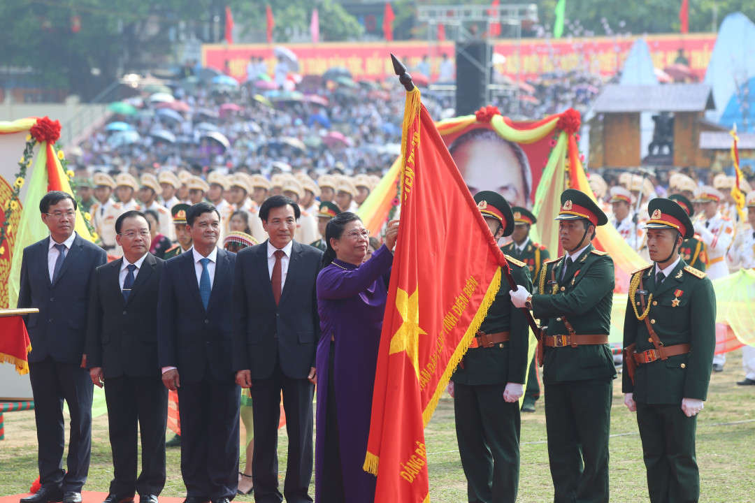 Phó Chủ tịch Thường trực Quốc hội Tòng Thị Phóng trao Huân chương Độc lập hạng Nhất cho Đảng bộ, nhân dân các dân tộc tỉnh Điện Biên.