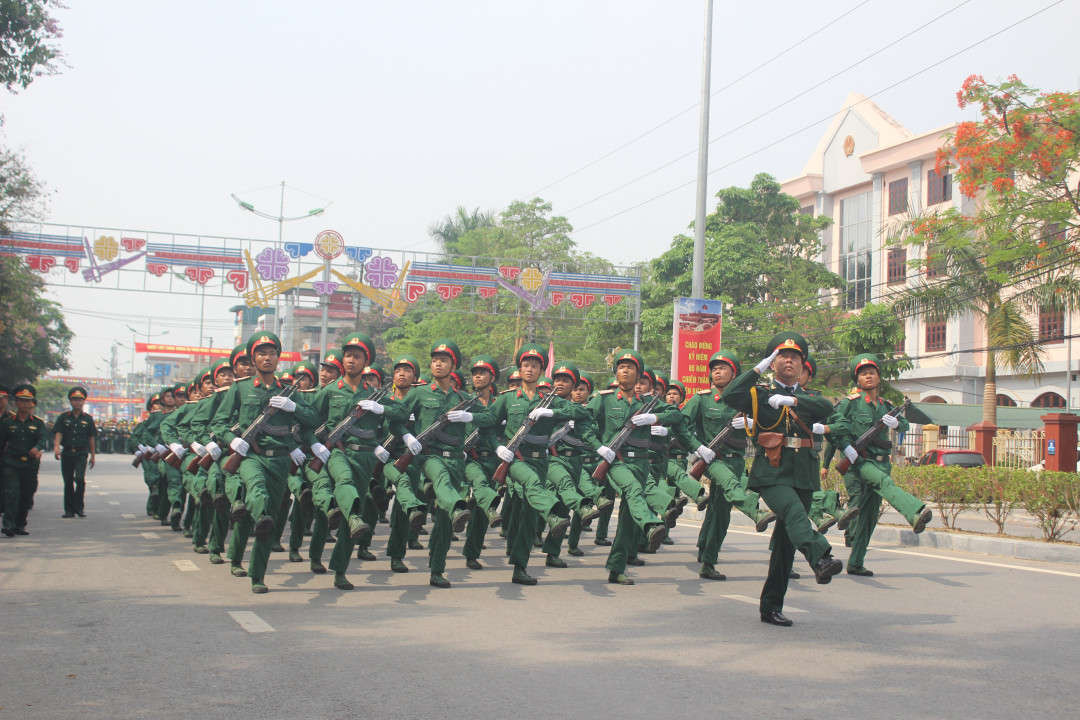 Các lực lượng vũ trang nhân dân tham gia diễu binh.