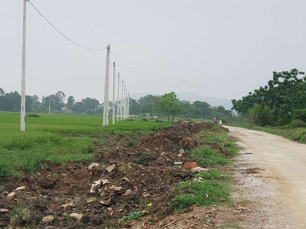 Không những thế, đơn vị thi công còn đổ thải ngay đoạn đường Thị trấn Hậu Lộc – Xuân Lộc