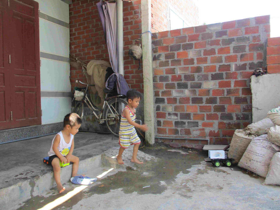 Trẻ em trong xóm nhiều tháng này không có nước sạch để tắm 