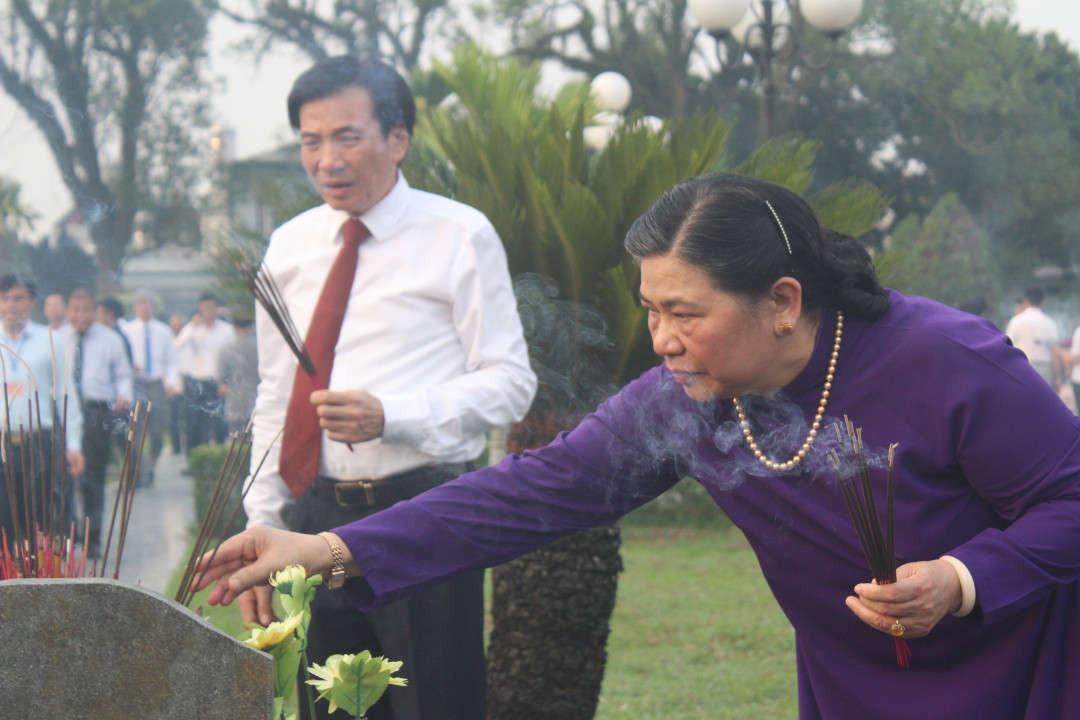 Đồng chí Tòng Thị Phóng, Ủy viên Bộ Chính trị, Phó Chủ tịch Thường trực Quốc hội thắp hương tưởng niệm các anh hùng liệt sĩ