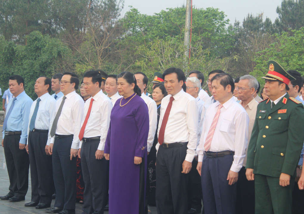 Đoàn đại biểu dâng hoa và dự Lễ báo công tại Tượng đài Chiến thắng Điện Biên Phủ.