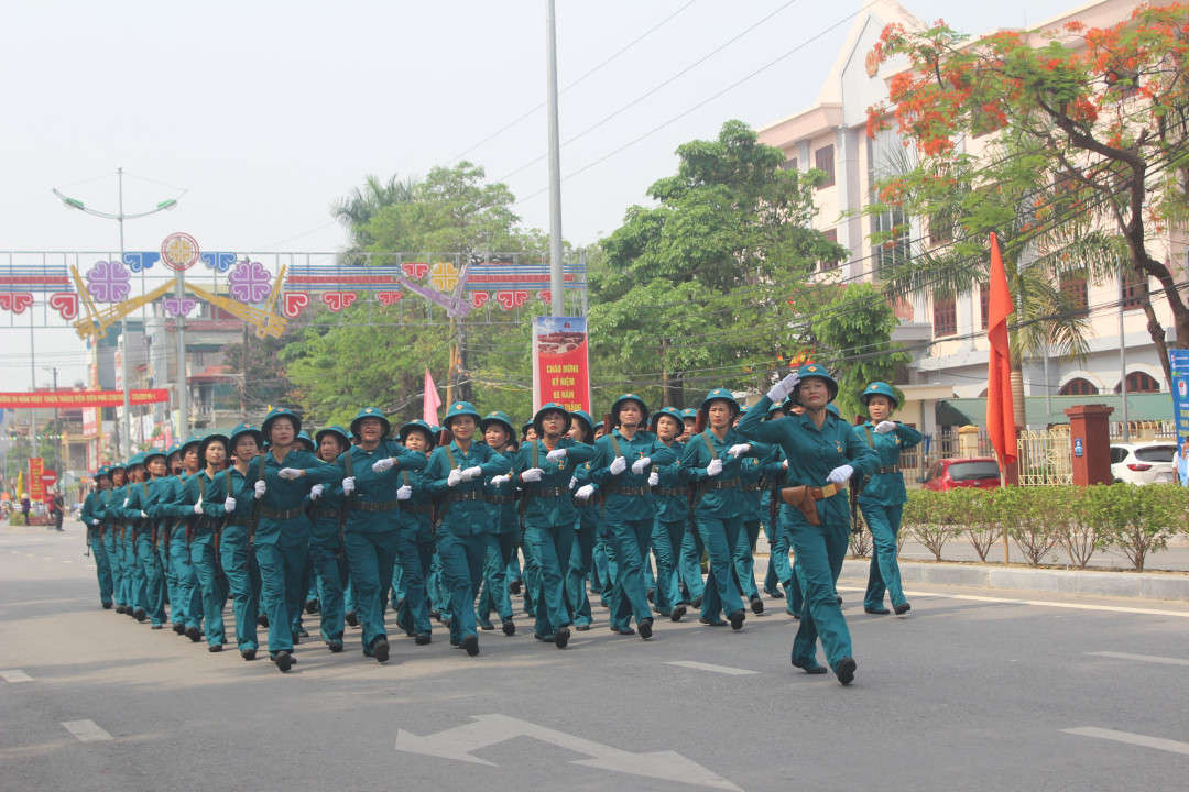 Đoàn diễu binh, diễu hành xuất phát từ sân vận động tỉnh Điện Biên đi qua các đường Hoàng Công Chất, đường Võ Nguyên Giáp đến Tượng đài Chiến thắng Điện Biên Phủ.