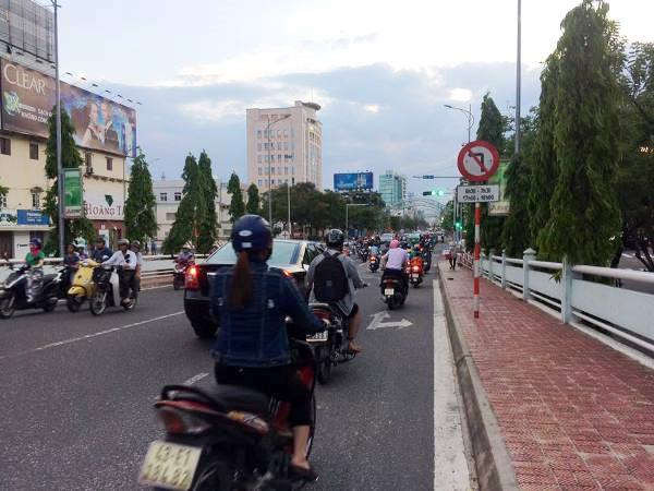 Ngoài việc cấm đậu xe trên một số tuyến đường theo ngày chẵn, ngày lẻ, Đà Nẵng cũng cấm đỗ xe trên một số đoạn tuyến, khu vực có mật độ phương tiện lưu thông cao