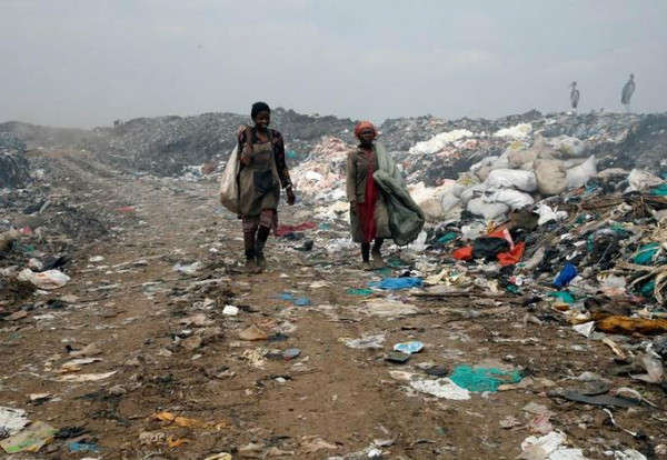 Những người nhặt rác mang theo bao tải rỗng khi họ đến để phân loại vật liệu nhựa có thể tái chế tại bãi rác Dandora ở ngoại ô Nairobi, Kenya vào ngày 25/8/2017. Ảnh: Reuters / Thomas Mukoya