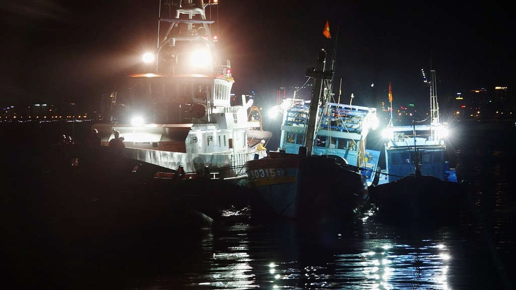 Lai dắt tàu cá gặp nạn về cảng Đà Nẵng an toàn