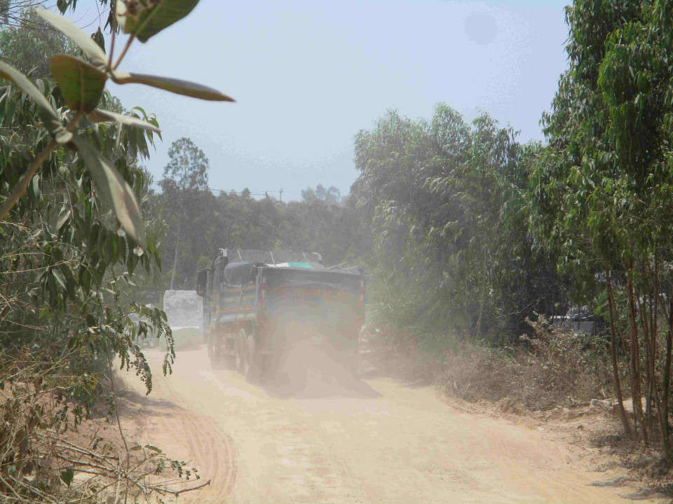 Đoàn xe tải, xe ben lớn, nhỏ nối đuôi nhau chạy vào thôn Chánh Nhơn, xã Cát Nhơn chở đất ra ngoài