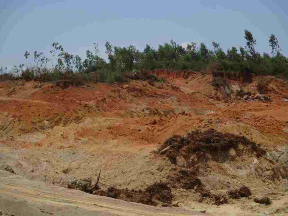 Đất tại núi Đá Chồng xã Cát Nhơn bị khai thác tan hoang 