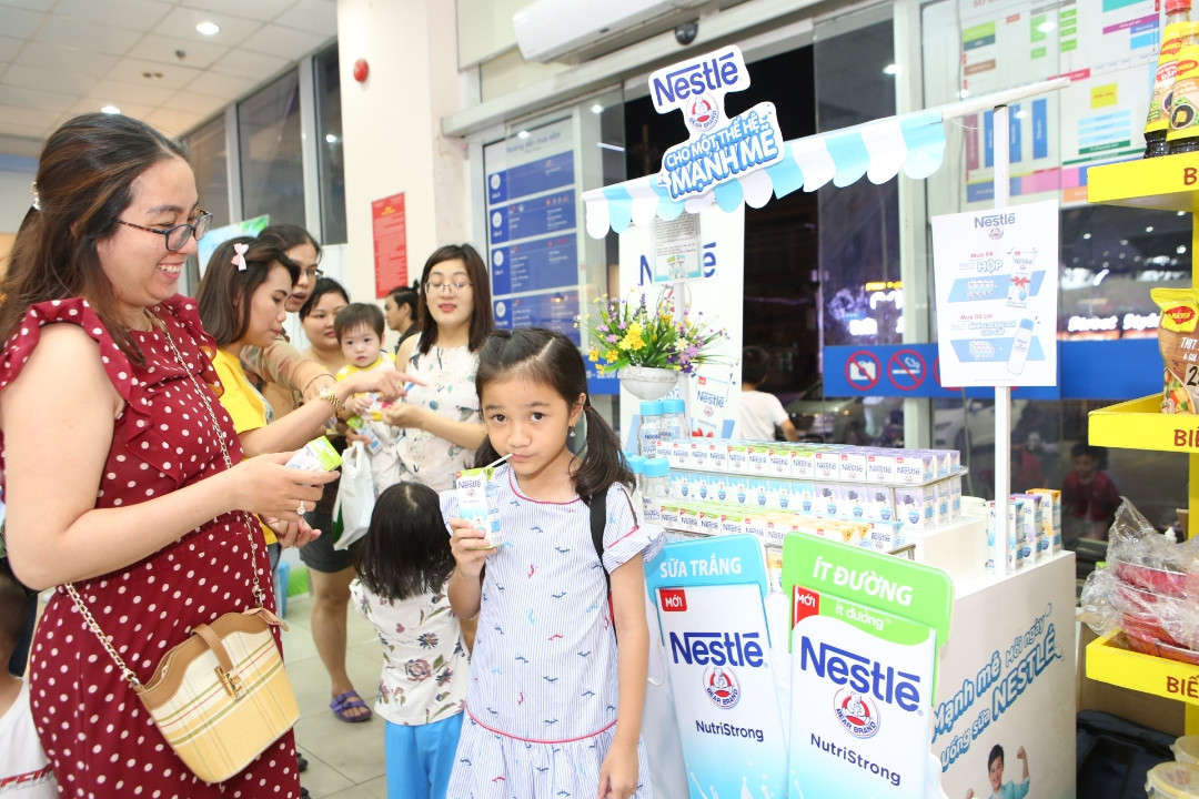 Khách hàng trải nghiệm cùng sữa nước Nestlé Ít Đường (2)
