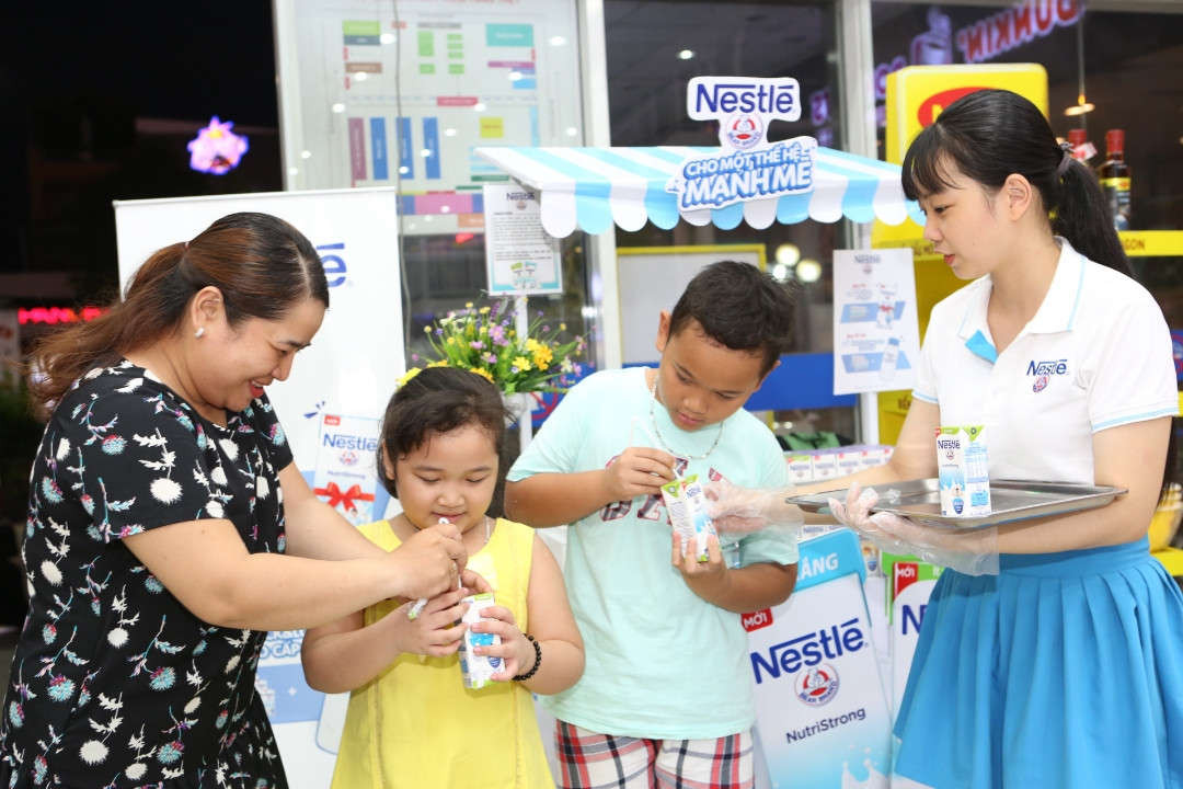 Khách hàng Trải Nghiêm Sữa nước Nestlé Ít Đường