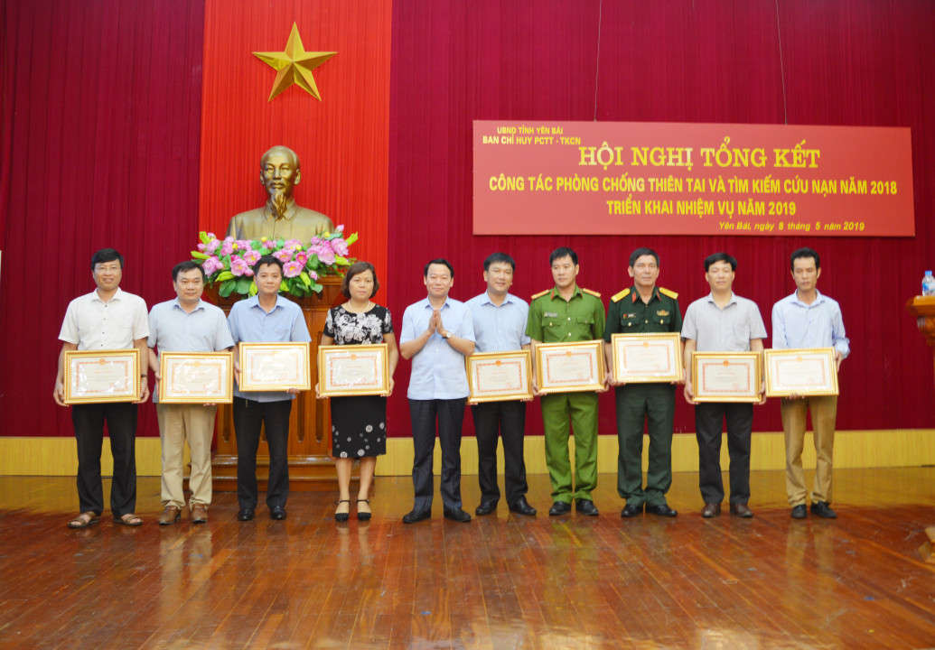 Chủ tịch UBND tỉnh Yên Bái tặng bằng khen cho các tập thể có nhiều thành tích xuất sắc trong công tác PCTT-TKCN.