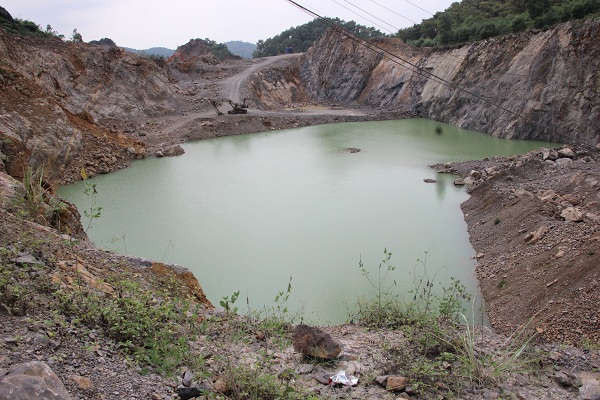 Mỏ đá lèn Thùng Buồng tại xã Quỳnh Tân (Quỳnh Lưu) của Cty An Bình khai thác đá vượt quá độ sâu cho phép