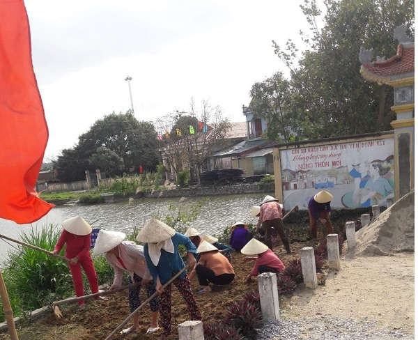 Phụ nữ các thôn, xóm cùng nhau trồng hoa dọc 2 bên vệ đường
