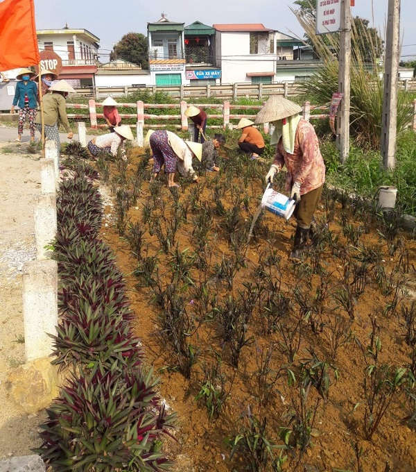 Phụ nữ các thôn, xóm cùng nhau trồng hoa dọc 2 bên vệ đường