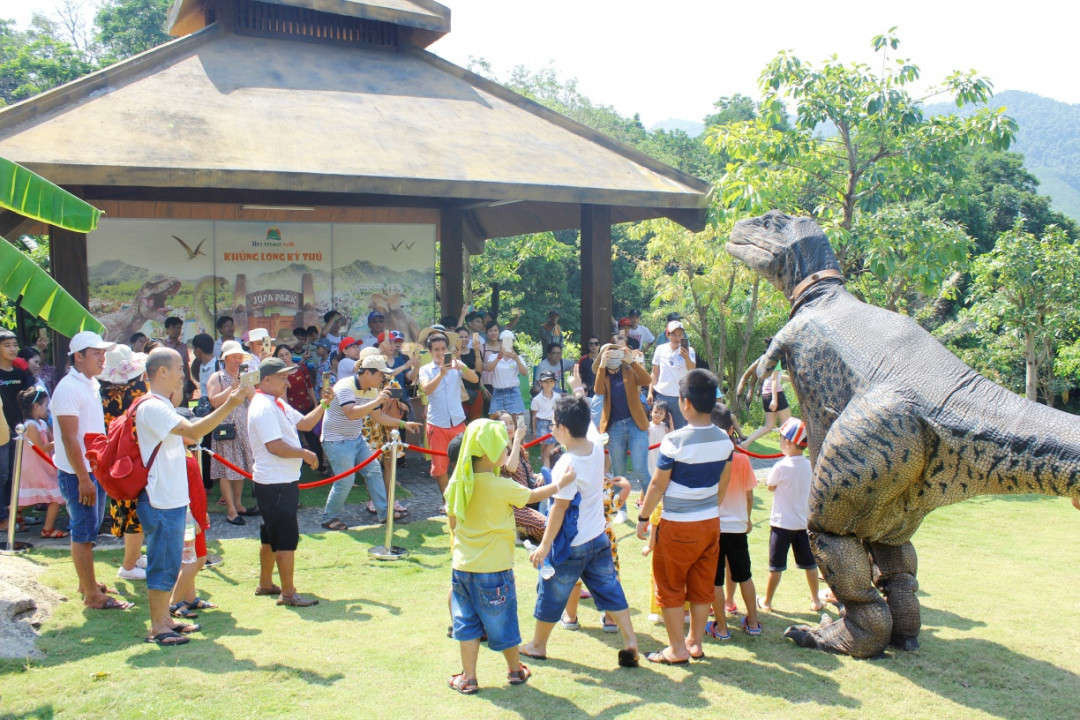 Trẻ em vui chơi tại Công viên khủng long thuộc Núi Thần Tài (Đà Nẵng)