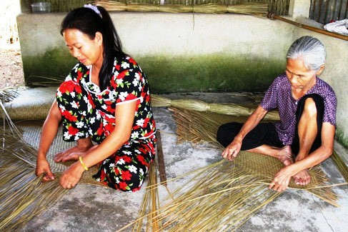 mẹ con Nguyễn Thị Liễu và Nguyễn Thị Bình đang ngồi đan đệm
