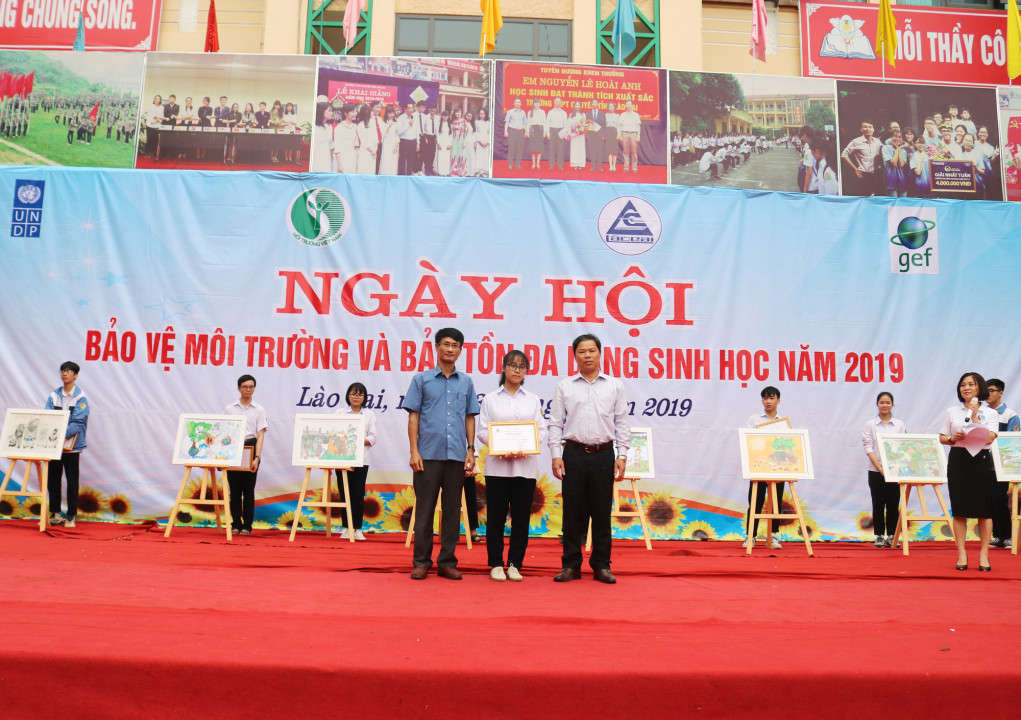 Em Nguyễn Thảo Vy, học sinh lớp 10 chuyên toán trường THPT chuyên Lào Cai với tác phẩm đạt giải nhất “Đồng tiền và thiên nhiên”.