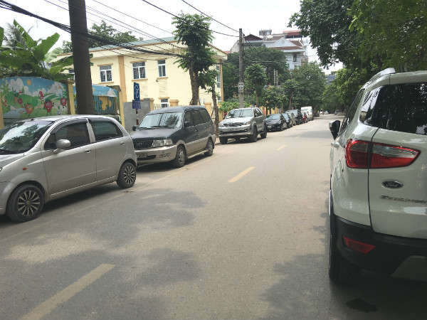 Mặc dù ban ngày nhưng có những đoạn lòng đường phố Lộc có 2 hàng xe đậu 2 bên đường