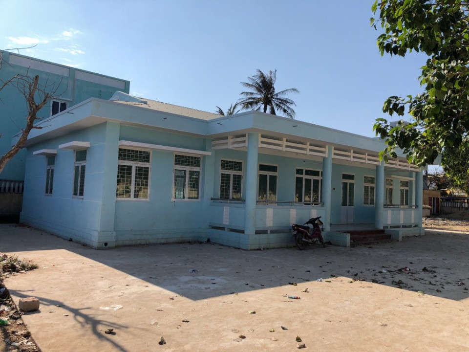 Tình trạng các điểm trường học xây xong “đắp chiếu” suốt nhiều tháng trời, khiến người dân tỏ ra rất bức xúc