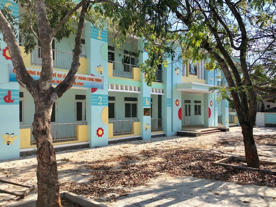 Một góc bên trong điểm trường Mầm non mới xây của xã An Vĩnh ngập tràn lá cây và tơ nhện giăng đầy, bụi bám đầy trên vách tường lẫn trần lớp học