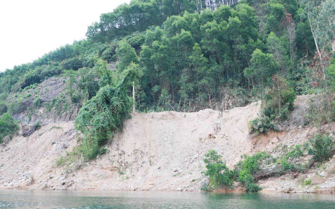 “Mục sở thị” tuyến đường sông Bồ từ tổ dân phố Lại Bằng 2 đi lên phía mỏ cát Công ty Tuấn Hải, PV thấy rất nhiều đoạn bờ đã bị sạt lở nghiêm trọng, gây uy hiếp môi sinh