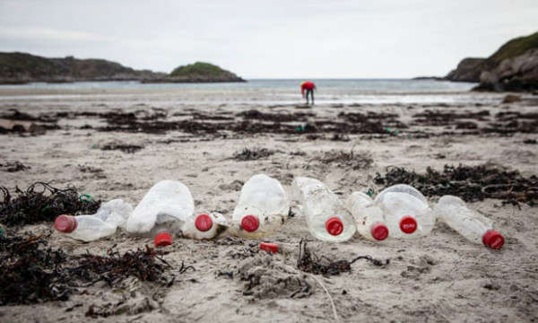 Các chai Coca-Cola được tìm thấy trên một bãi biển ở Mull, Scotland, Anh. Ảnh: Will Rose / Greenpeace