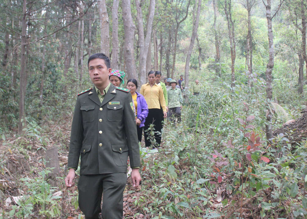 Người dân Tủa Chùa phối hợp với cán bộ Hạt Kiểm lâm tích cực tham gia tuần tra bảo vệ rừng.