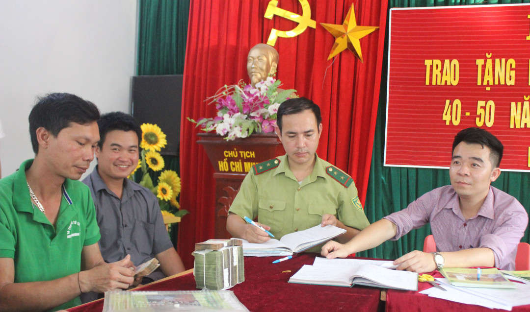 3. Người dân xã Na Sang, huyện Mường Chà vui mừng khi nhận tiền chi trả DVMTR.