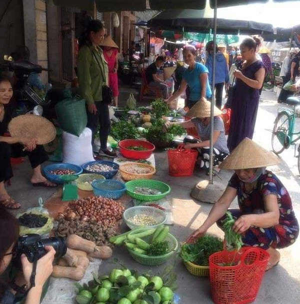 Những chiếc làn đi chợ là hình ảnh quen thuộc đối với chị em phụ nữ phường Bến Thủy (TP Vinh)