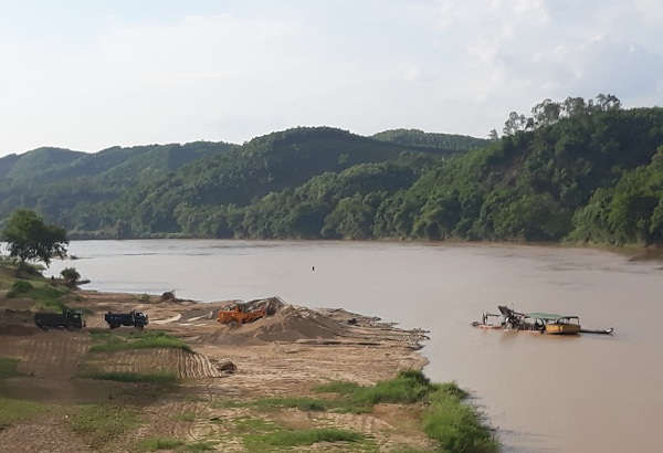 Hoạt động khai thác cát sỏi trái phép trên sông Lam, đoạn qua huyện Anh Sơn rất phức tạp