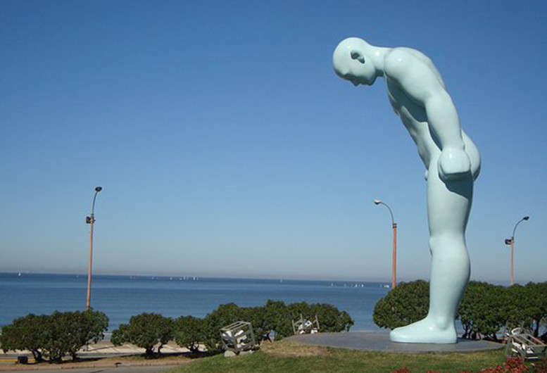 Bức tượng “Người đàn ông cúi chào” mà phía Hàn Quốc muốn tặng cho Huế. Ảnh: Internet