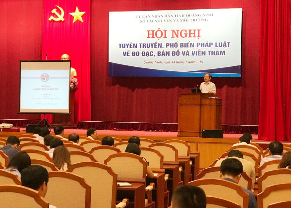 Lãnh đạo Cục Đo đạc, Bản đồ và Thông tin địa lý Việt Nam, Bộ Tài nguyên và Môi trường giới thiệu Luật Đo đạc và Bản đồ