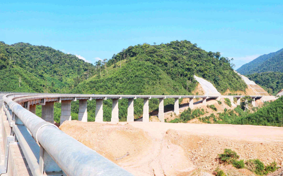 Cao tốc La Sơn- Túy Loan có điểm đầu tại La Sơn (xã Lộc Sơn, huyện Phú Lộc, tỉnh Thừa Thiên Huế) và điểm cuối tại Túy Loan (huyện Hòa Vang, TP. Đà Nẵng), trong đó hơn 11 km xuyên qua Vườn quốc gia Bạch Mã