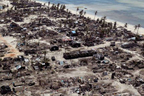 Hình ảnh từ trên không về các tòa nhà bị hư hại do bão Kenneth ở một ngôi làng phía Bắc Pemba, Mozambique vào ngày 1/5/2019. Ảnh: Mike Hutchings