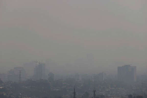 Các tòa nhà bị che phủ trong sương khói khiến chính phủ Mexico phải yêu cầu các trường học trong và xung quanh Thành phố Mexico đóng cửa vào ngày 16/5 do mức độ ô nhiễm cao tại Mexico City trong ngày 15/5/2019. Ảnh: Reuters / Luis Cortes