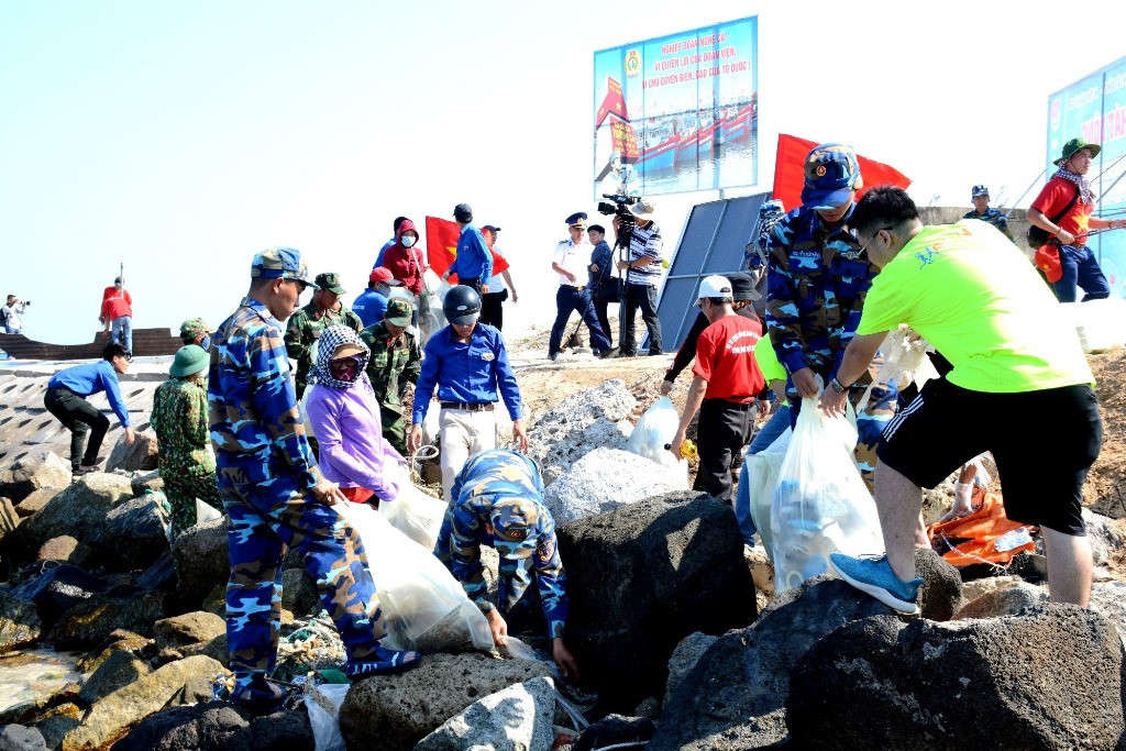 Hàng chục cán bộ, chiến sĩ và các bạn trẻ tham gia làm sạch bờ biển