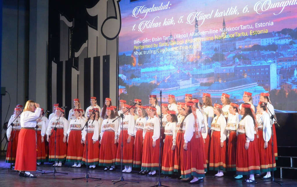 Đoàn hợp xướng Estonia biểu diễn trong đêm khai mạc